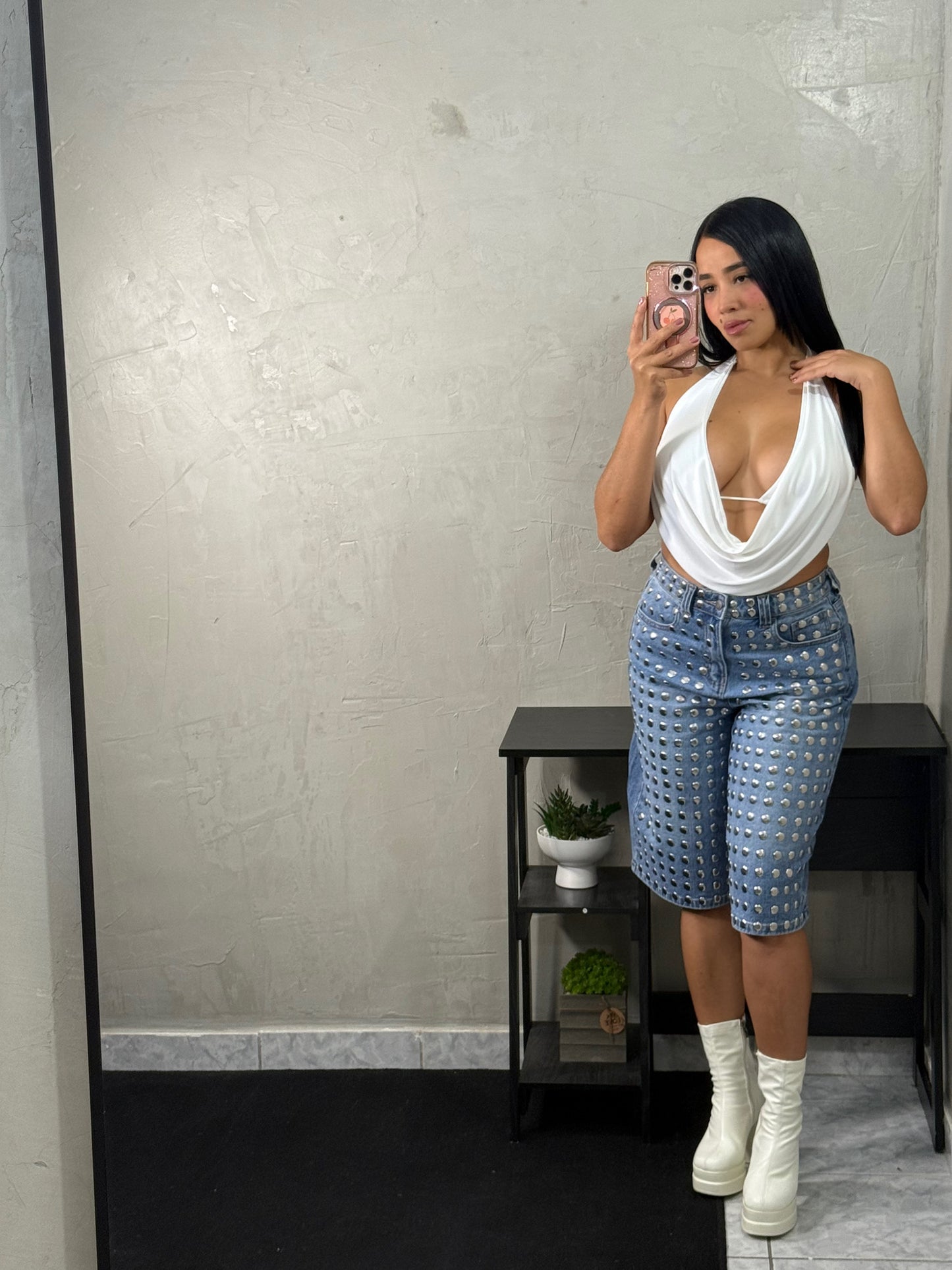 Whit top with open shirt vibe