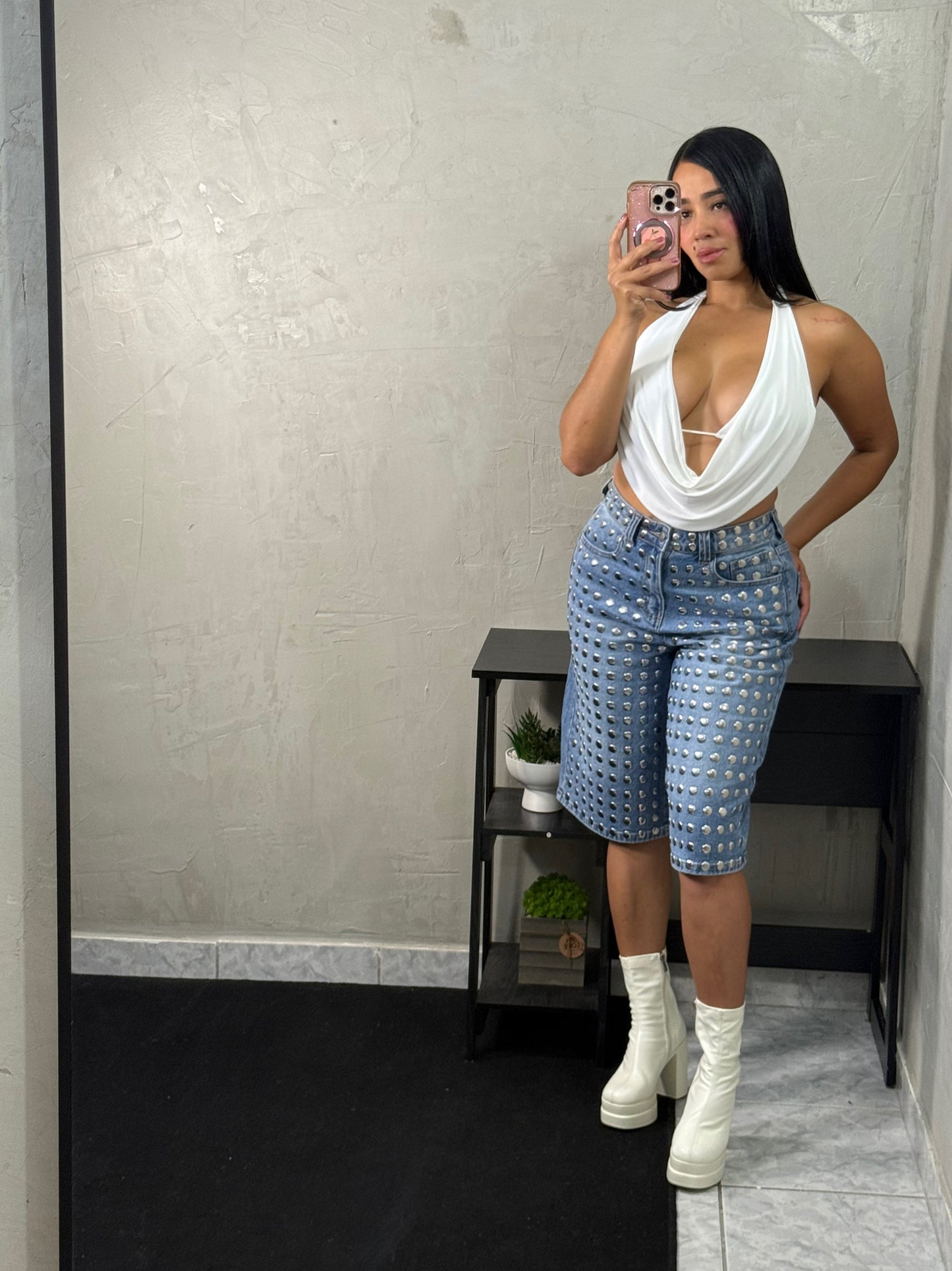 Whit top with open shirt vibe